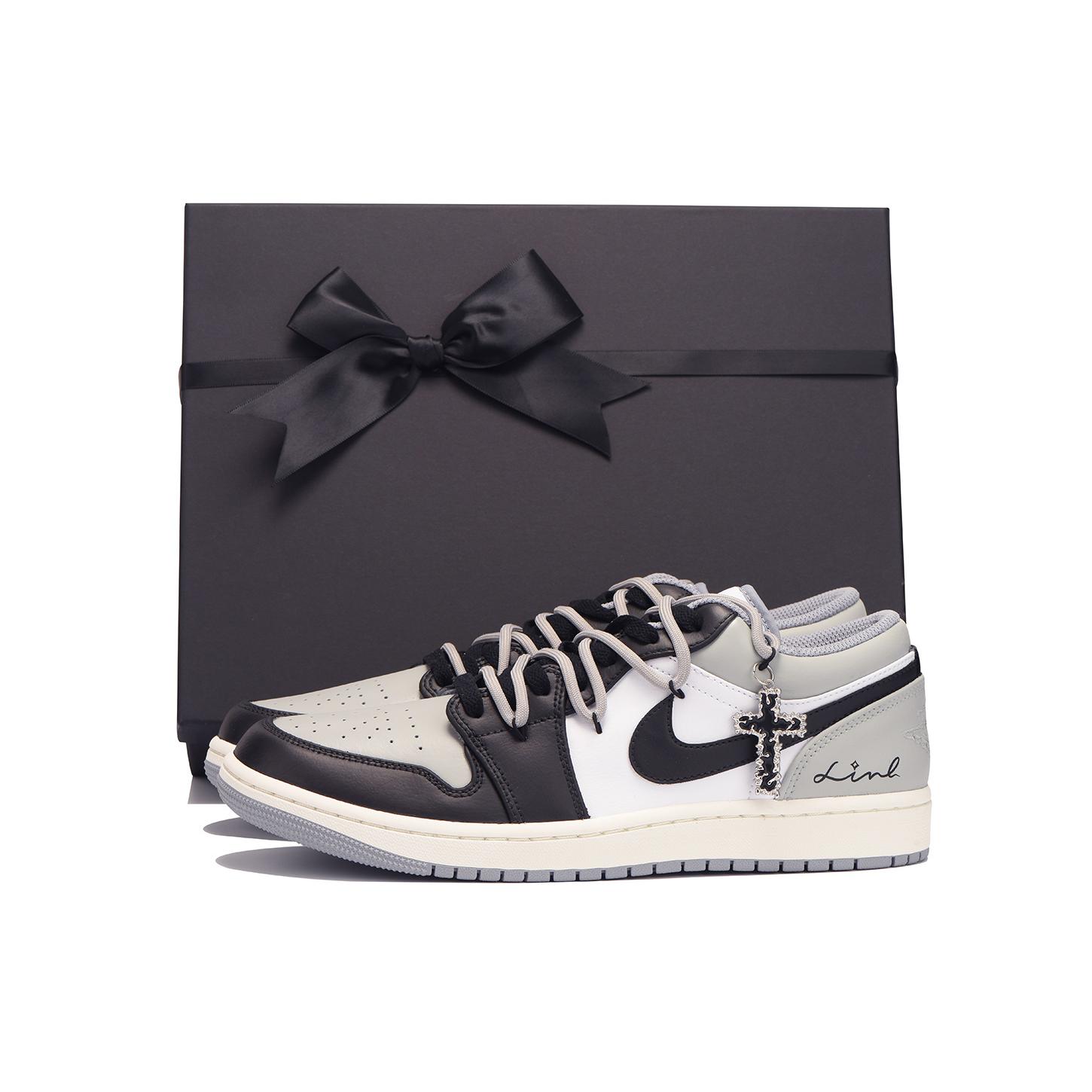Jordan Air Jordan 1 Slip Resistant Coverage Low top Vintage Basketball Shoes Men s Black Gray 553558-053(Team-SBOX) 42
Jordan Air Jordan 1 Slip Resistant Coverage Low top Vintage Basketball Shoes Men s Black Gray 553558-053(Team-SBOX) 42