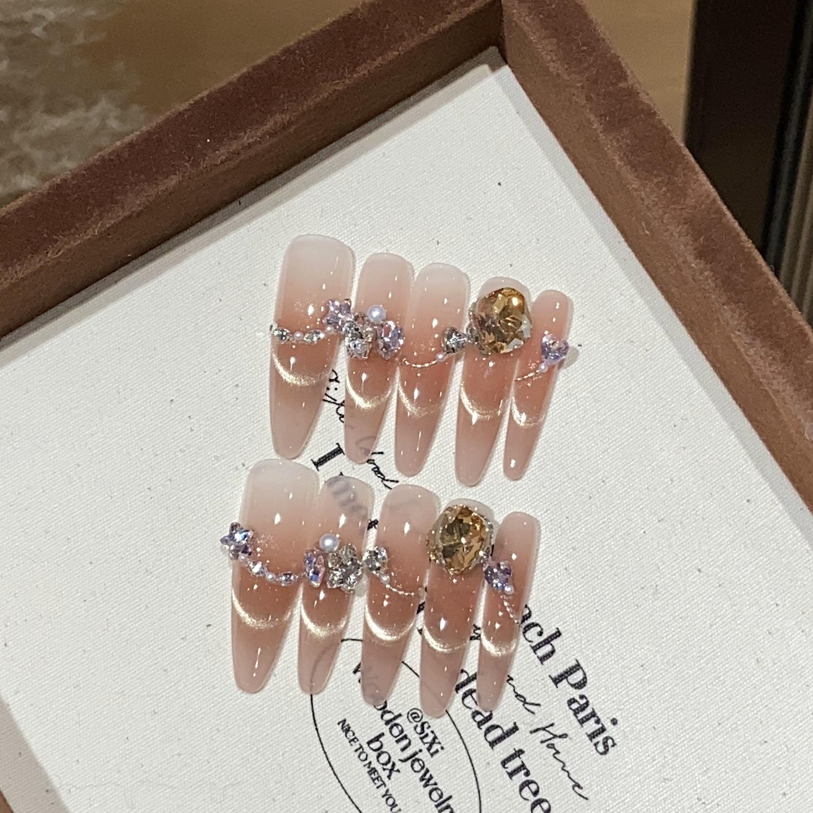 Pure Desire, Golden Ice-transparent Blush, Smiling, Cat Eye Alloy Chain, Pearl Broken Diamond, Luxurious, Golden L
Pure Desire, Golden Ice-transparent Blush, Smiling, Cat Eye Alloy Chain, Pearl Broken Diamond, Luxurious, Golden L