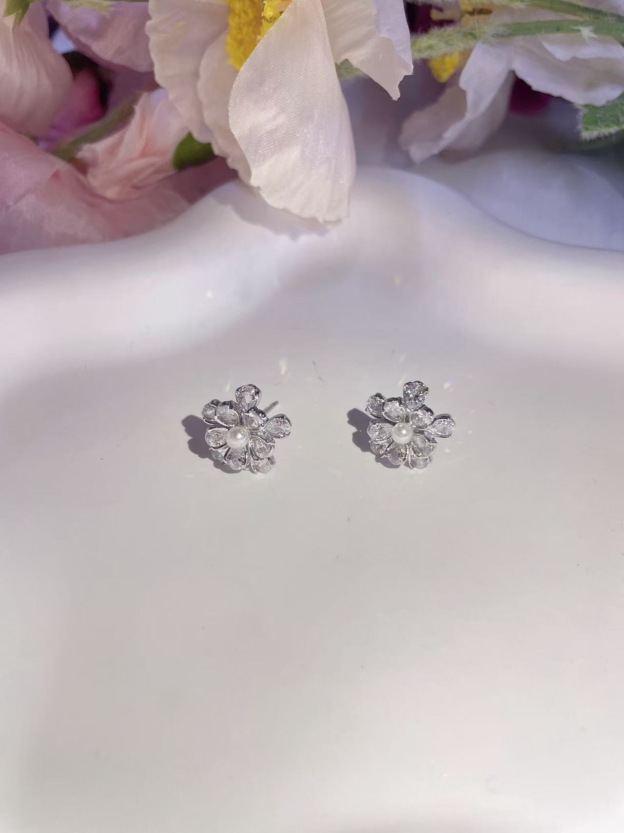 Full diamond flower shape stud earrings, exquisite pearl stamen earrings, niche design high-end commuting versatile earrings
Full diamond flower shape stud earrings, exquisite pearl stamen earrings, niche design high-end commuting versatile earrings