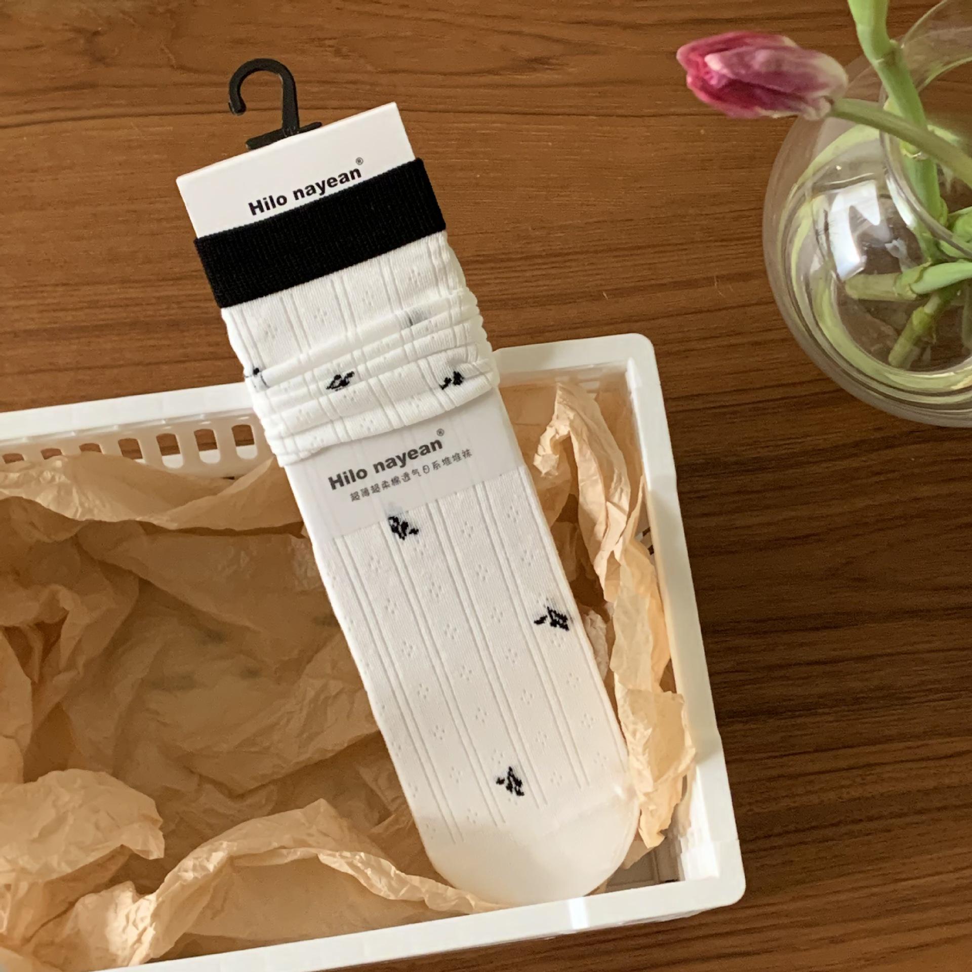 Versatile Retro Mid-Calf Socks: Color Block Flowers, Seamless, Comfortable, and Stylish for Women. One Size
Versatile Retro Mid-Calf Socks: Color Block Flowers, Seamless, Comfortable, and Stylish for Women. One Size
