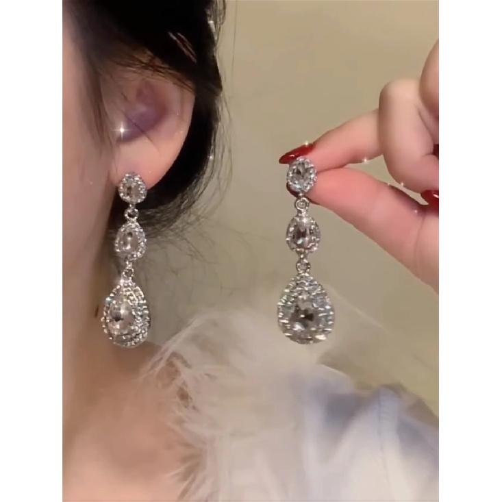 Silver needle exaggerated square zircon earrings, light luxury high-end palace style studs, elegant, fashionable, versatile, and stylish design 4#Silver Needle-Silver
Silver needle exaggerated square zircon earrings, light luxury high-end palace style studs, elegant, fashionable, versatile, and stylish design 4#Silver Needle-Silver