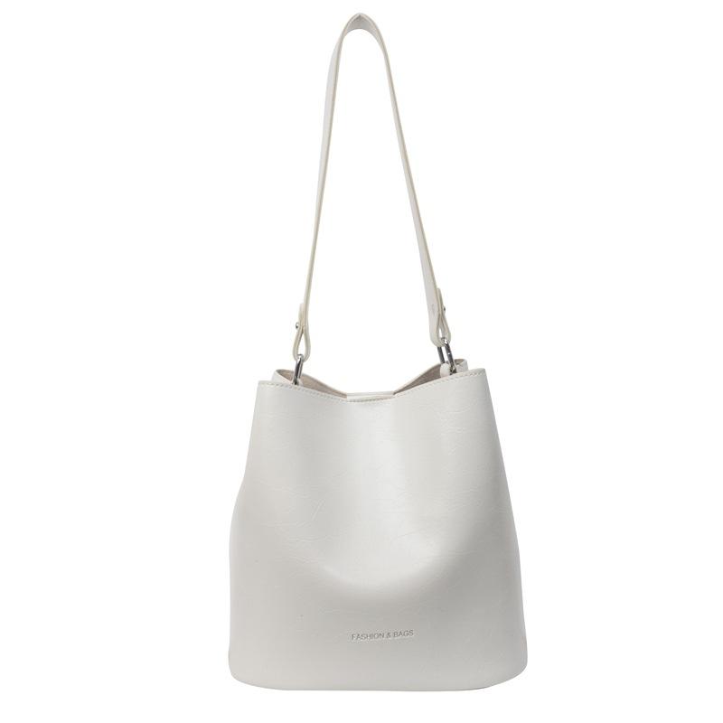 Large capacity bag women s spring and summer new fashion commuter retro tote bag underarm shoulder bag
Large capacity bag women s spring and summer new fashion commuter retro tote bag underarm shoulder bag