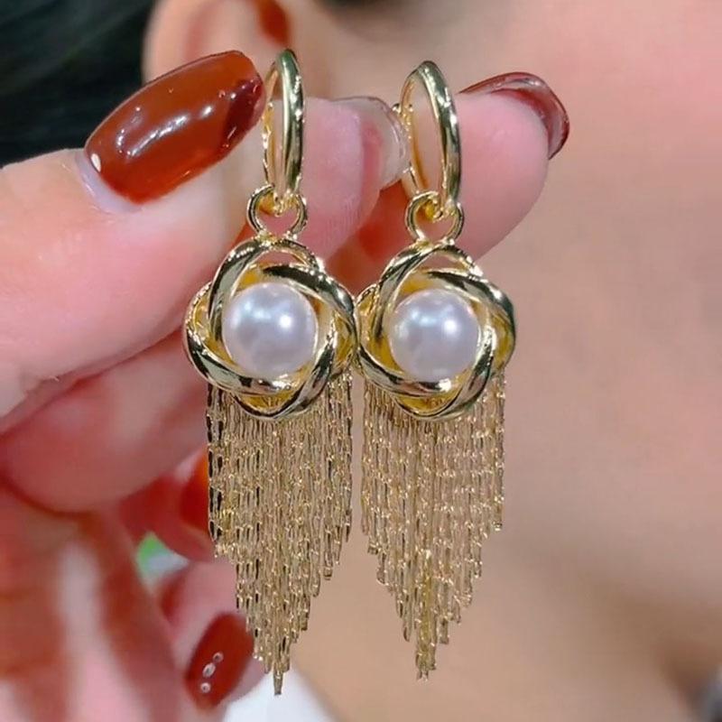 European and American exaggerated light luxury metal tassel earrings, women s design, winding flowers, pearl earrings, fashion celebrity earrings
European and American exaggerated light luxury metal tassel earrings, women s design, winding flowers, pearl earrings, fashion celebrity earrings