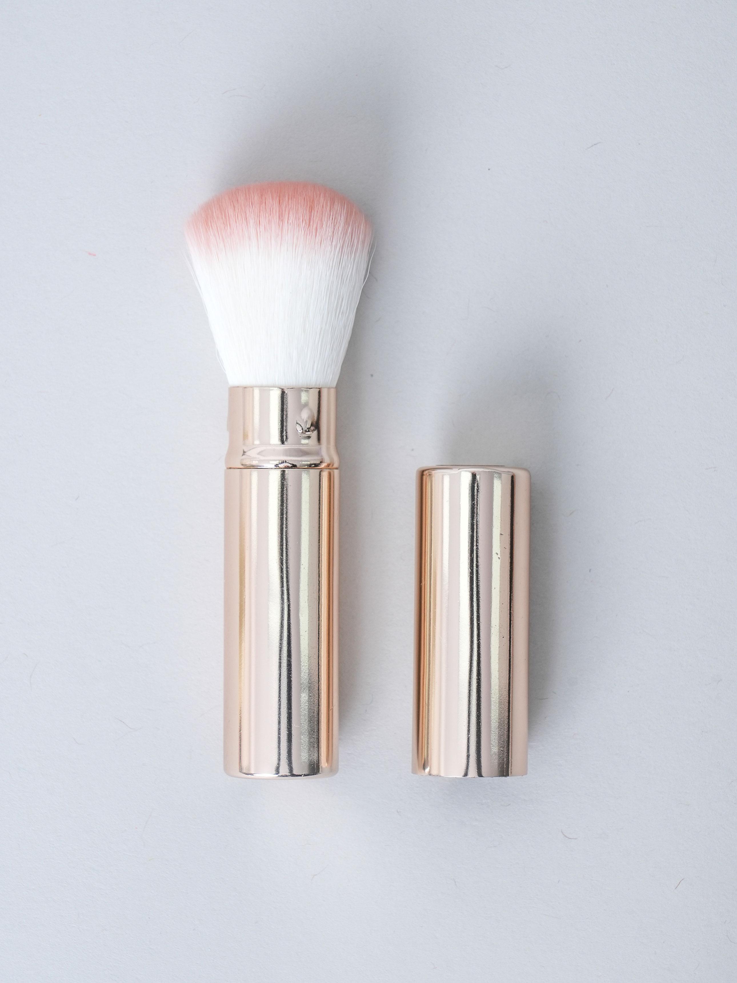 Portable Mini Blusher Makeup Brush 1ea
Portable Mini Blusher Makeup Brush 1ea