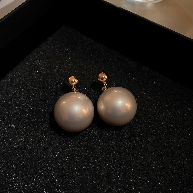 Real gold electroplated silver needle pearl earrings French exaggerated temperament earrings retro senior sense versatile earrings women
Real gold electroplated silver needle pearl earrings French exaggerated temperament earrings retro senior sense versatile earrings women