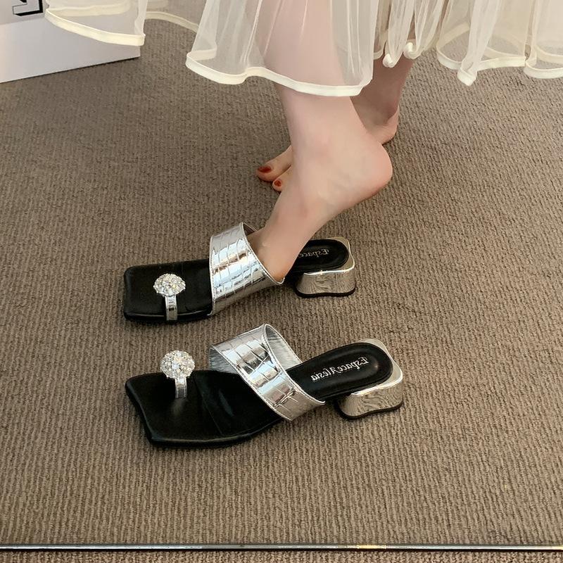 Fashion metal toe slippers women s outer wear spring and summer new square head thick heel beach square head pinch foot cool slippers 40 чорний
Fashion metal toe slippers women s outer wear spring and summer new square head thick heel beach square head pinch foot cool slippers 40 чорний