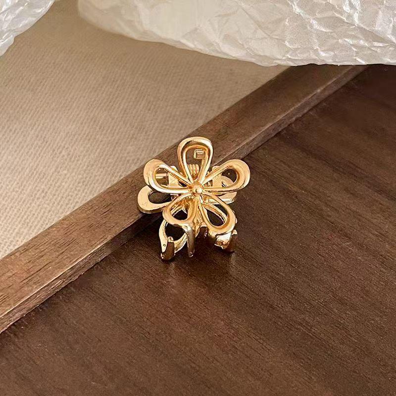 Mini Metal Flower Hair Claw Clip for Women - Cute Side Hair Accessory for Bangs and Flyaways
Mini Metal Flower Hair Claw Clip for Women - Cute Side Hair Accessory for Bangs and Flyaways
