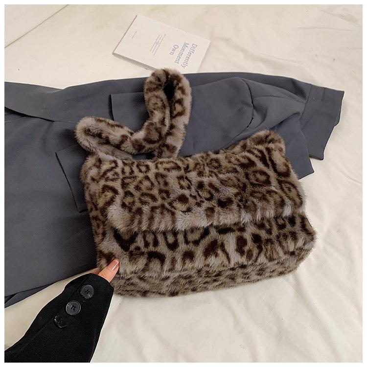 Autumn and Winter Leopard Print Fur Bag, Retro Versatile Flip Shoulder Bag, Large Capacity Crossbody Bag, Fashionable Plush Bag сірий колір
Autumn and Winter Leopard Print Fur Bag, Retro Versatile Flip Shoulder Bag, Large Capacity Crossbody Bag, Fashionable Plush Bag сірий колір