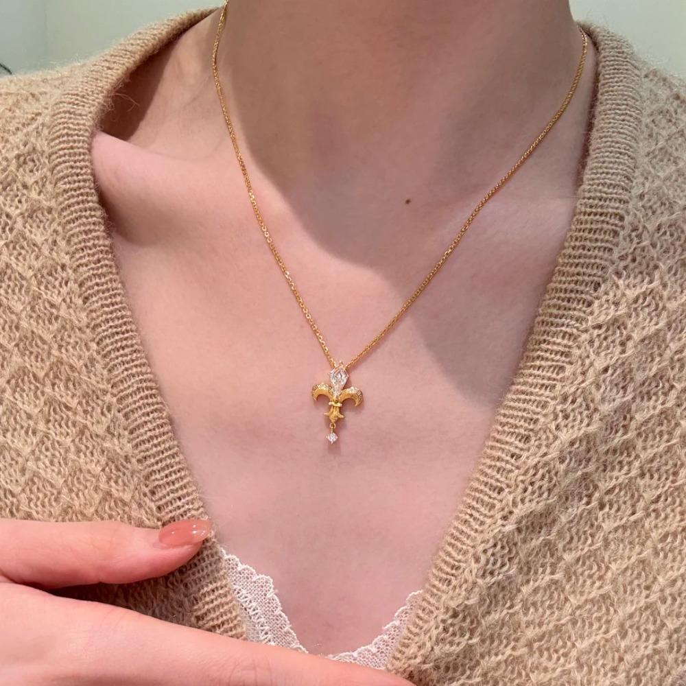 Vintage Arrow Iris Flower Brushed Necklace Elegant Zircon Pendant Women Delicate Collarbone Chain Jewelry
Vintage Arrow Iris Flower Brushed Necklace Elegant Zircon Pendant Women Delicate Collarbone Chain Jewelry