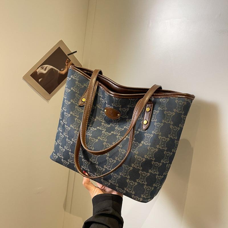 Retro large-capacity bag autumn new college students class fashionable versatile large-capacity tote bag синій
Retro large-capacity bag autumn new college students class fashionable versatile large-capacity tote bag синій