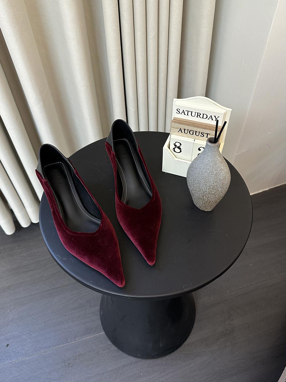 Модные элегантные женские туфли-лодочки 2024 года, новые поступления, туфли-лодочки с острым носком и неглубокими застежками, на тонком среднем каблуке, черные/винно-красные, модные туфли-лодочки для вечеринок 245 вино красного
Модные элегантные женские туфли-лодочки 2024 года, новые поступления, туфли-лодочки с острым носком и неглубокими застежками, на тонком среднем каблуке, черные/винно-красные, модные туфли-лодочки для вечеринок 245 вино красного