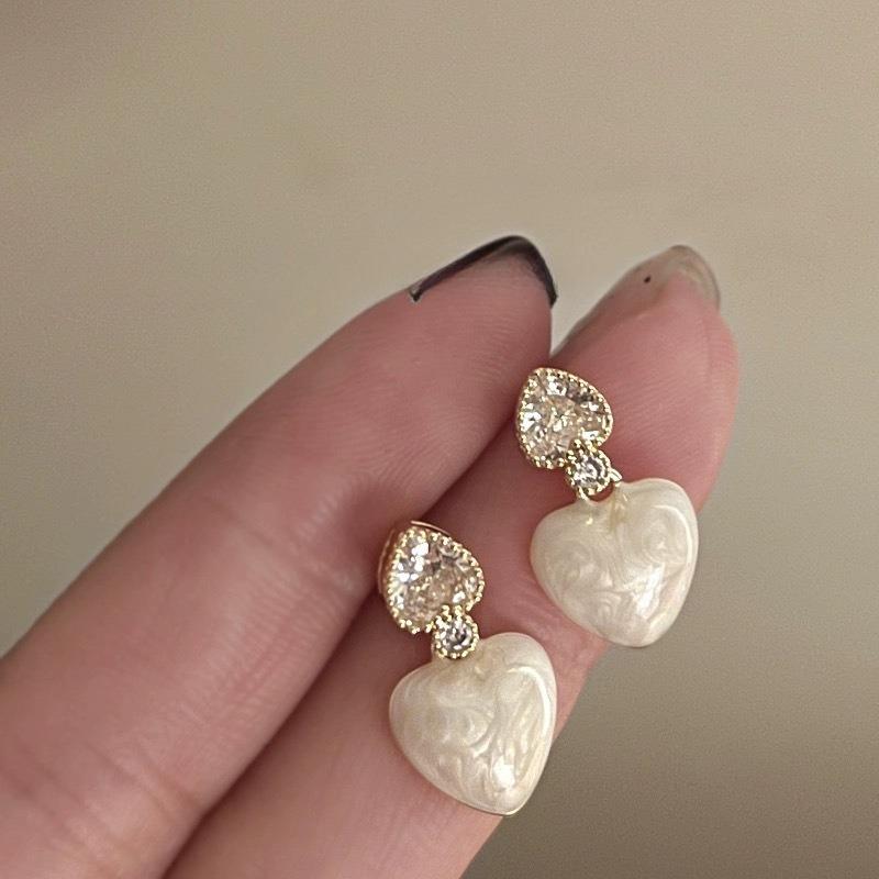 Light Luxury Niche Retro Heart-shaped Earrings 1 pair of earrings
Light Luxury Niche Retro Heart-shaped Earrings 1 pair of earrings