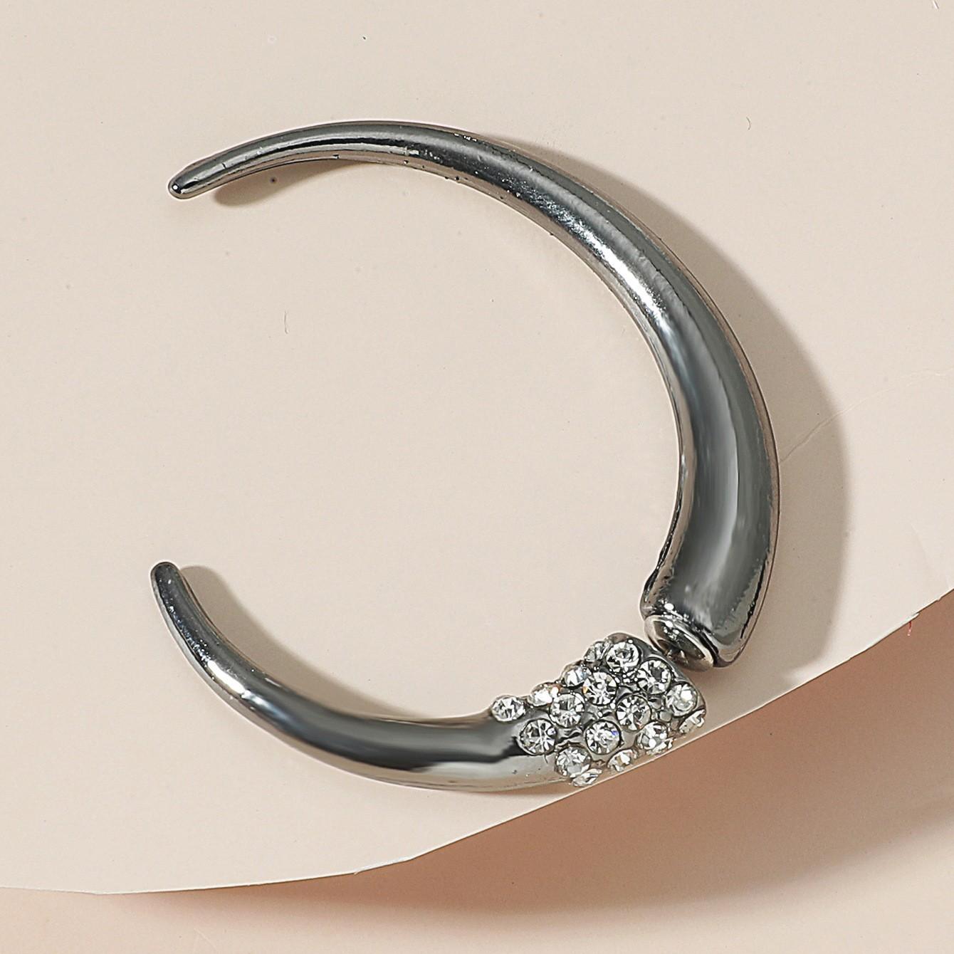 Увеличенные передние и задние серьги с шипами из коровьего рога для женской моды, простые и блестящие серьги, персонализированные серьги в стиле панк 5*4.5cm
Увеличенные передние и задние серьги с шипами из коровьего рога для женской моды, простые и блестящие серьги, персонализированные серьги в стиле панк 5*4.5cm