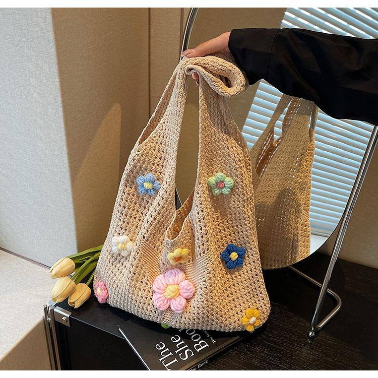 Niche design woven bag women s new small flower vest bag knitted messenger bag versatile handbag
Niche design woven bag women s new small flower vest bag knitted messenger bag versatile handbag