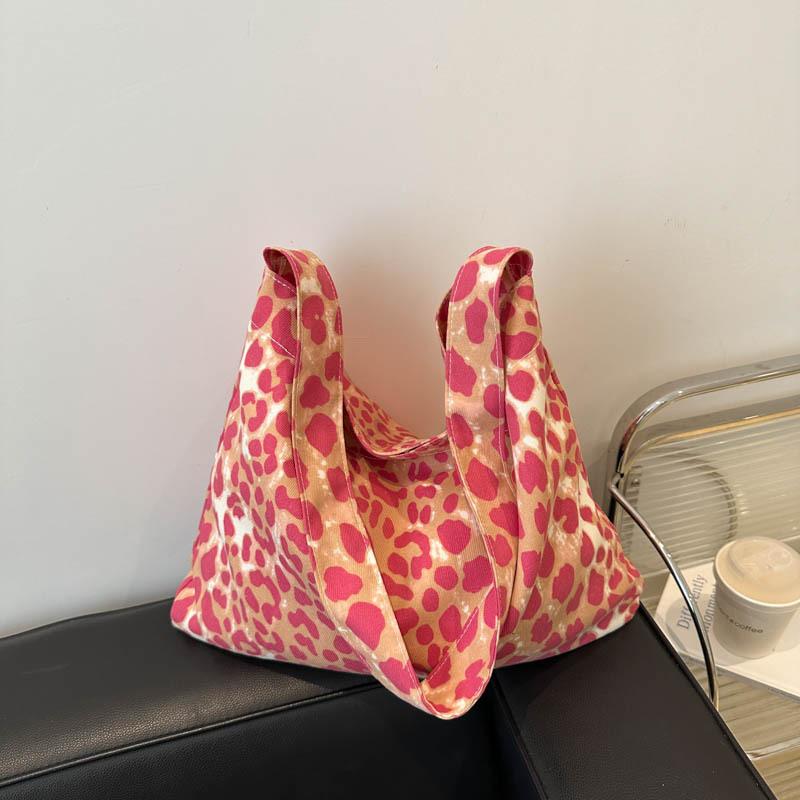 Simple and large-capacity tote bag 2025 autumn new leopard print bag fashionable shoulder messenger bag чорний
Simple and large-capacity tote bag 2025 autumn new leopard print bag fashionable shoulder messenger bag чорний