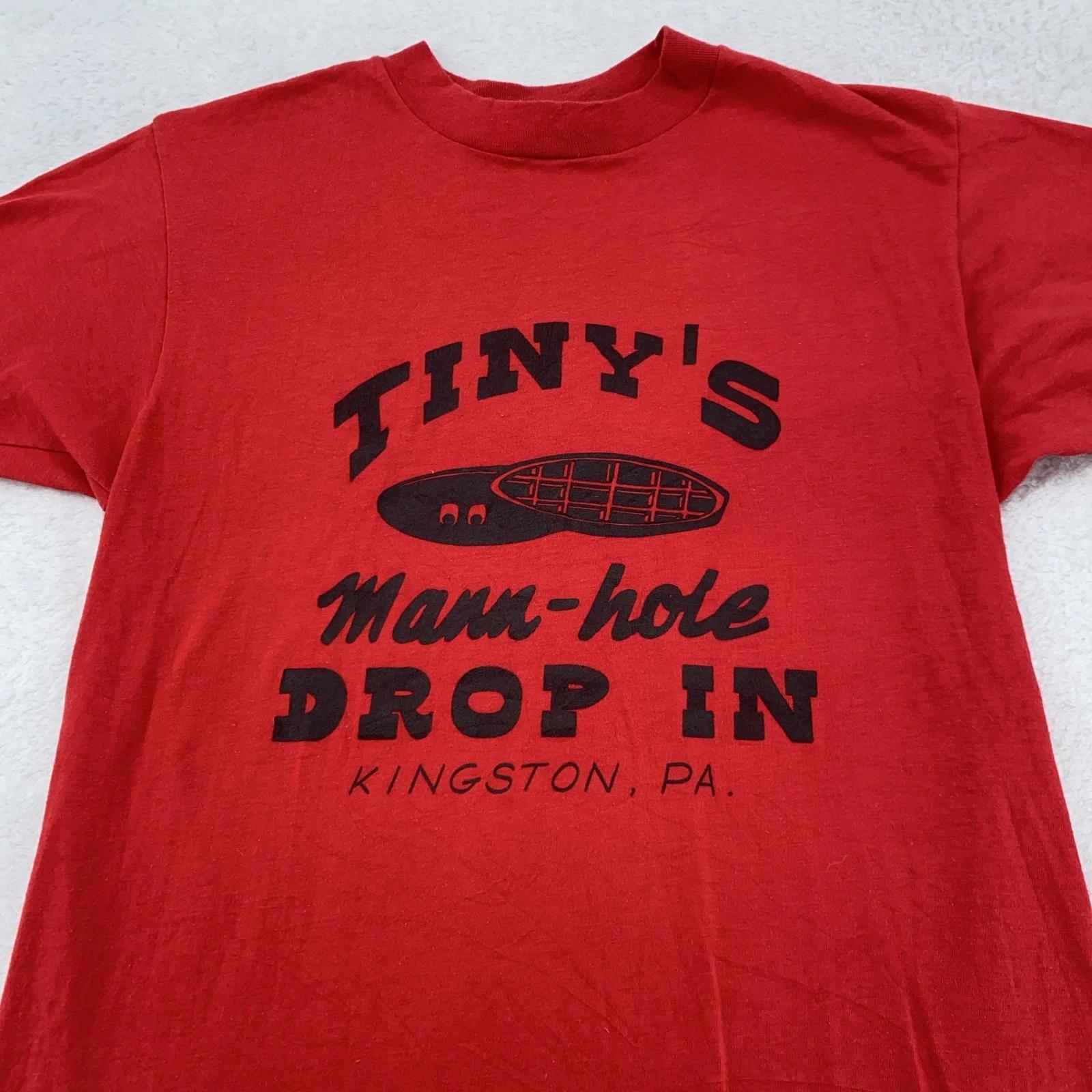 Vintage Tiny s Mann-Hole T-Shirt Mens XS Kingston PA Bar 80s funny gay manhole 4XL
Vintage Tiny s Mann-Hole T-Shirt Mens XS Kingston PA Bar 80s funny gay manhole 4XL