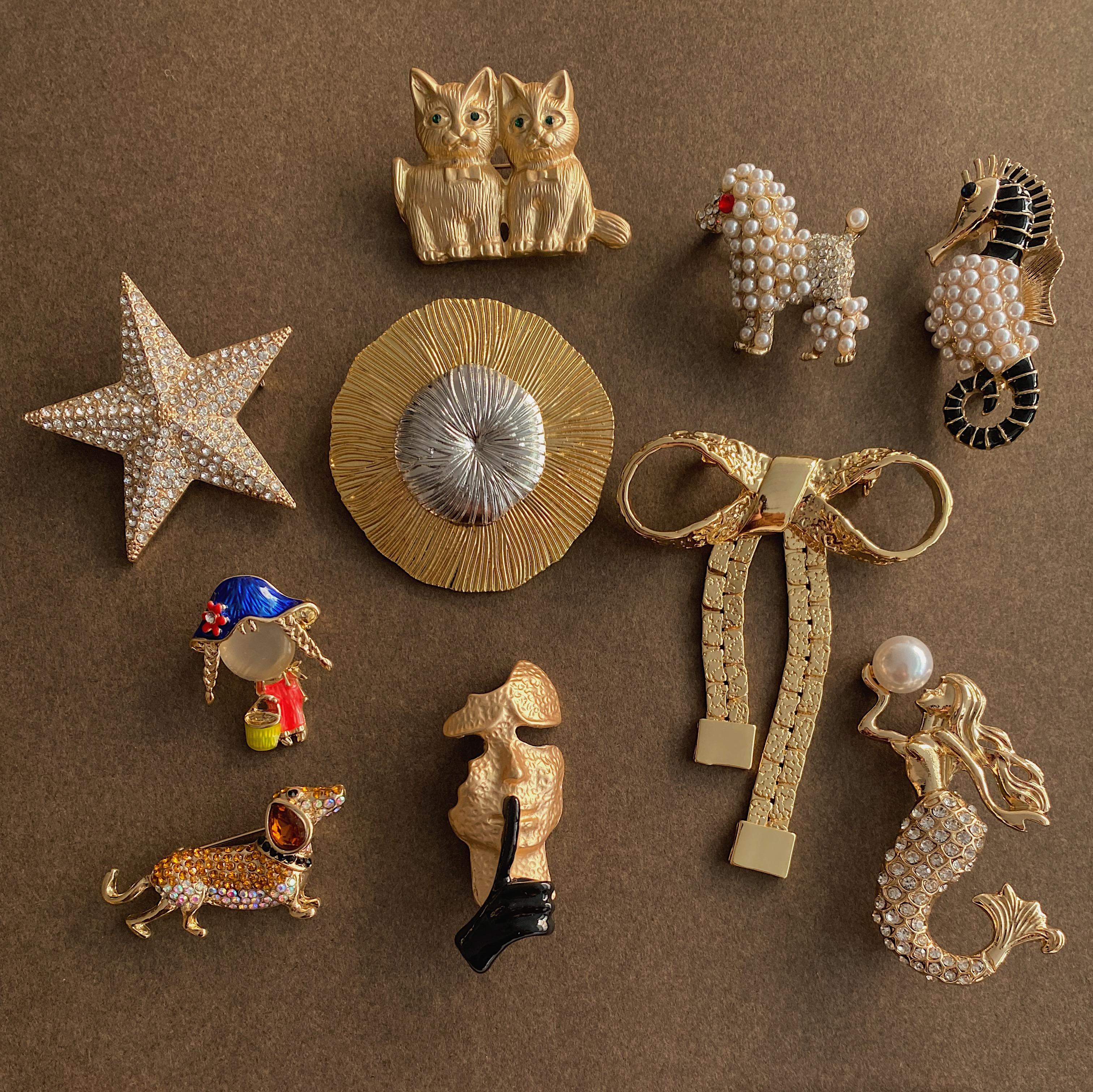 Classic Middle Design Crystal Caps Ribbon Bow Brooch Pin For Women Men Baroque Style Gold Color Badges Corsages Buckles
Classic Middle Design Crystal Caps Ribbon Bow Brooch Pin For Women Men Baroque Style Gold Color Badges Corsages Buckles