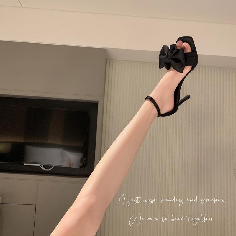 Shoes SW bow black satin word strap stiletto sandals women s summer 40 чорний
Shoes SW bow black satin word strap stiletto sandals women s summer 40 чорний