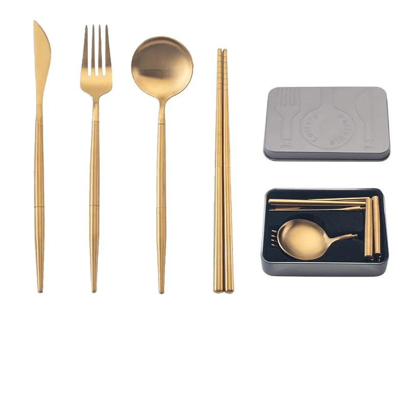 5 шт./набор портативных золотых столовых приборов, собранных из нержавеющей стали, ножа, вилки, ложки, палочки для еды, металлические столовые приборы для пикника на открытом воздухе золотой
5 шт./набор портативных золотых столовых приборов, собранных из нержавеющей стали, ножа, вилки, ложки, палочки для еды, металлические столовые приборы для пикника на открытом воздухе золотой