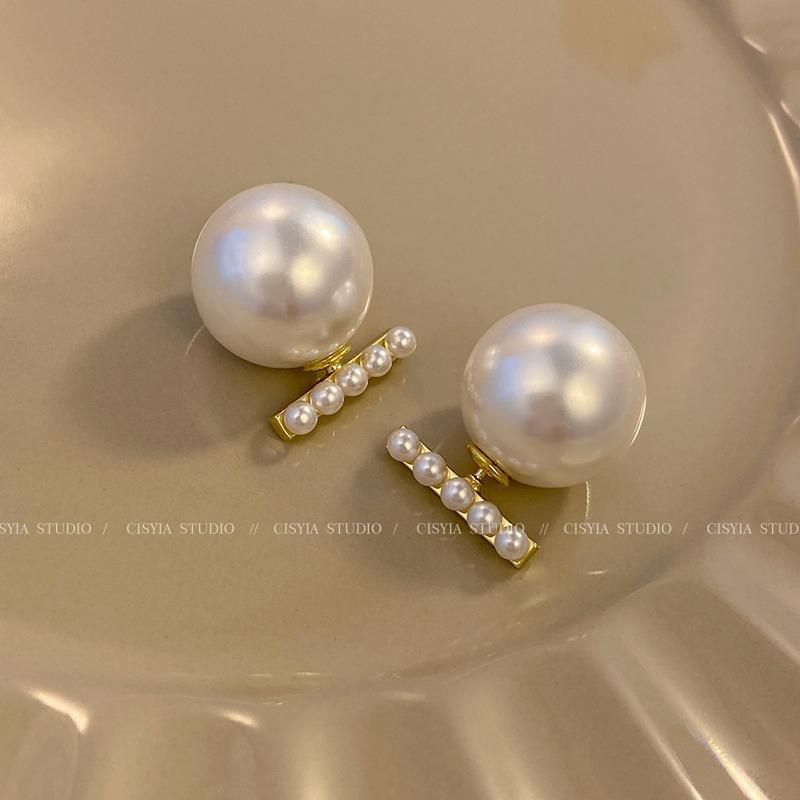 Light luxury pearl stud earrings women s niche design temperament high-end earrings new popular foreign retro earrings
Light luxury pearl stud earrings women s niche design temperament high-end earrings new popular foreign retro earrings