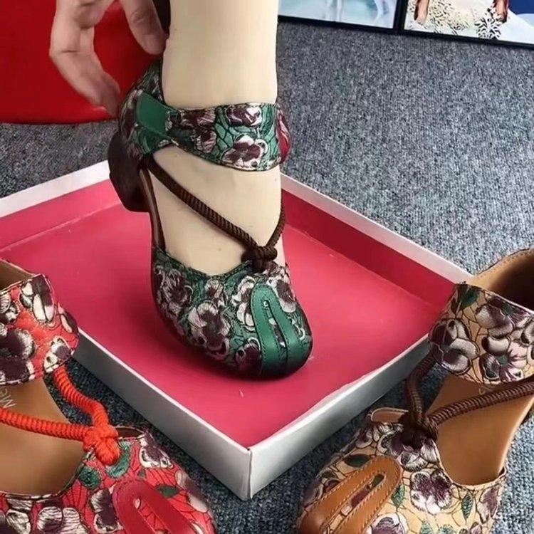 2025 летние новые этнические ретро женские туфли на толстом каблуке легкие одинарные туфли кожаные сандалии с полой поверхностью мягкая подошва туфли для мам 38 зелёный
2025 летние новые этнические ретро женские туфли на толстом каблуке легкие одинарные туфли кожаные сандалии с полой поверхностью мягкая подошва туфли для мам 38 зелёный