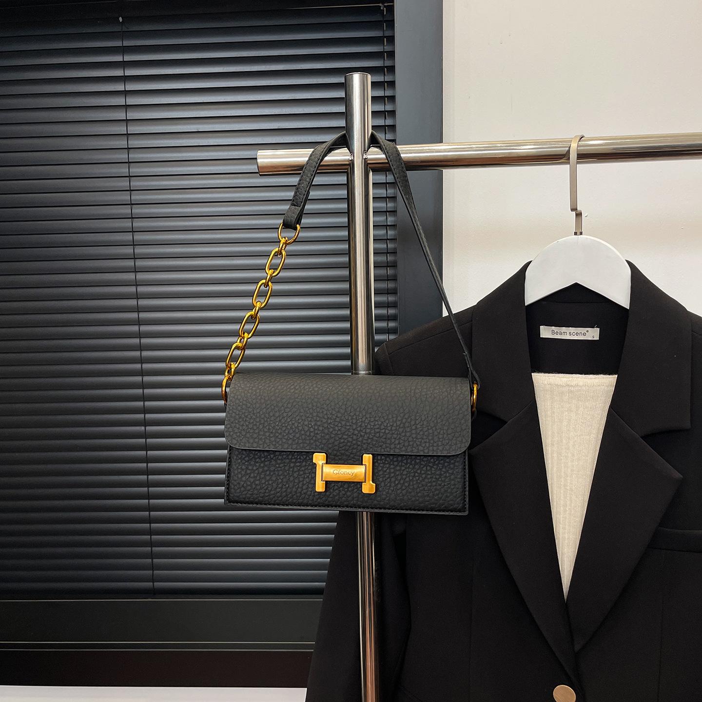 Casual small bag women s bag 2025 autumn new trendy fashion shoulder messenger bag niche fashionable chain small square bag чёрный
Casual small bag women s bag 2025 autumn new trendy fashion shoulder messenger bag niche fashionable chain small square bag чёрный