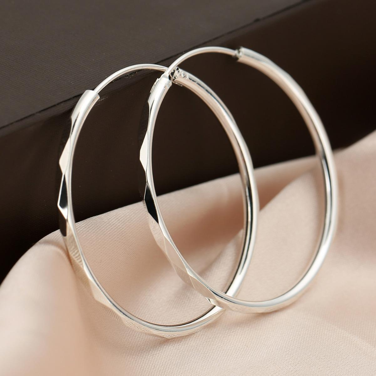 Minimalist Light Luxury Large Hoop Earrings With Diamond Pattern Glossy Finish Bold Statement Circle Earrings For Women серебряный
Minimalist Light Luxury Large Hoop Earrings With Diamond Pattern Glossy Finish Bold Statement Circle Earrings For Women серебряный
