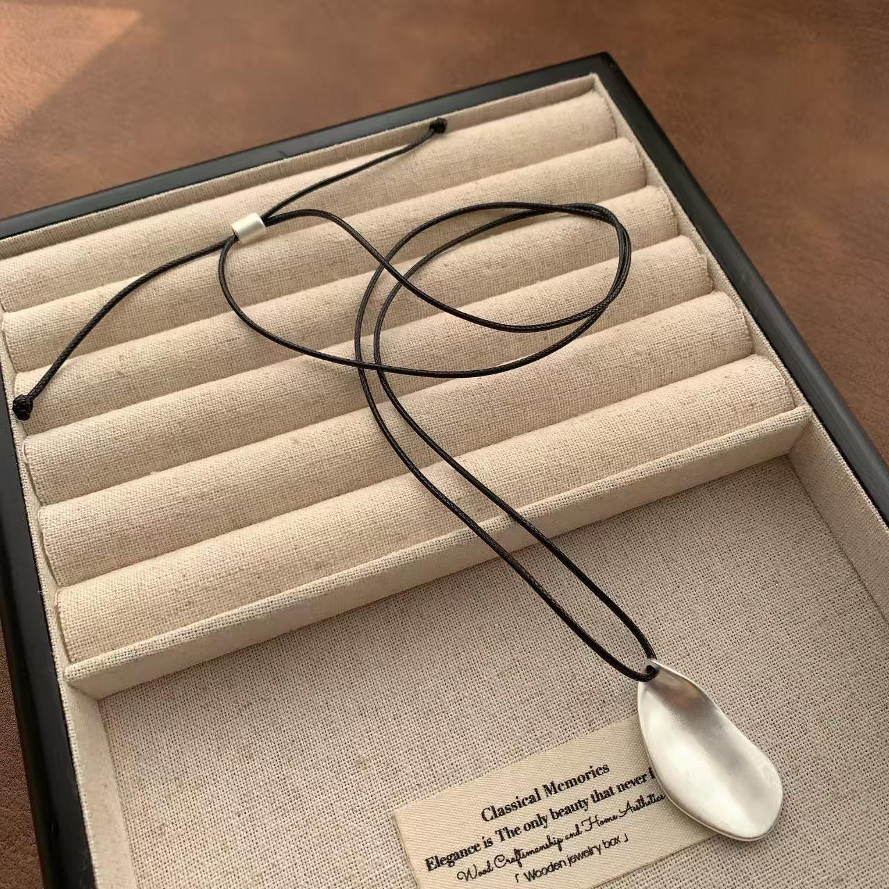 Minimalist exquisite love necklace retro design temperament collarbone chain with jewelry
Minimalist exquisite love necklace retro design temperament collarbone chain with jewelry