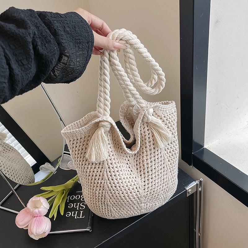 Плетеная ажурная сумка-тоут большой вместимости для женщин, летняя новинка, модная плетеная сумка через плечо из соломы, в отпускном стиле, пляжная женская сумка
Плетеная ажурная сумка-тоут большой вместимости для женщин, летняя новинка, модная плетеная сумка через плечо из соломы, в отпускном стиле, пляжная женская сумка
