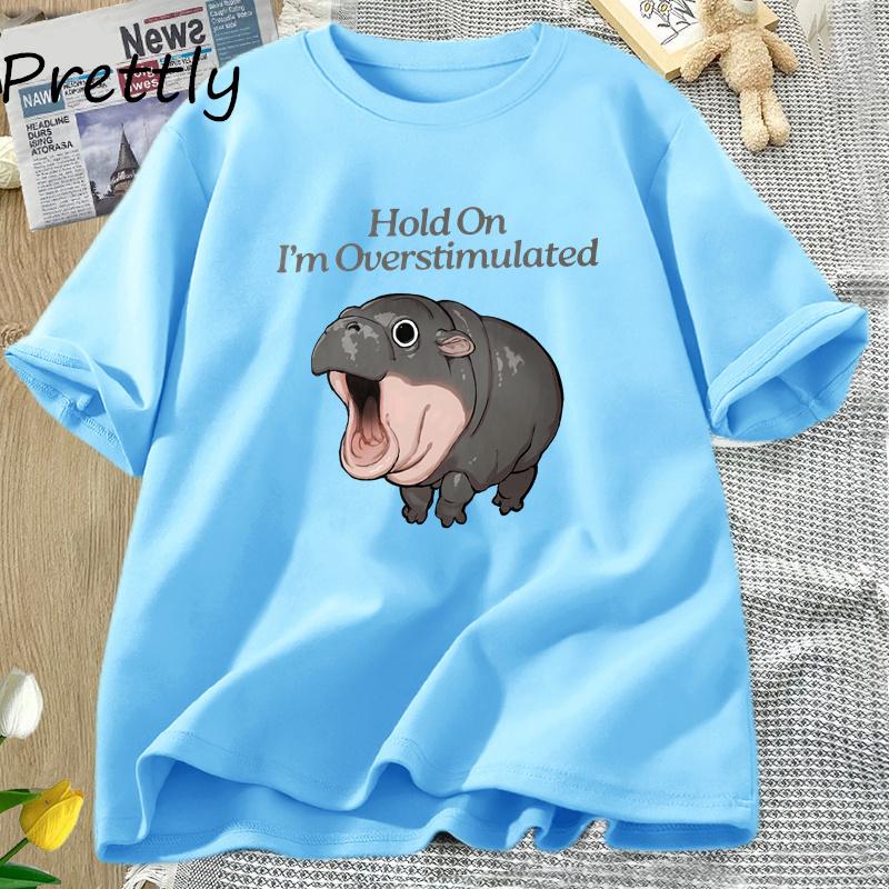 Moo Deng T-Shirt Hold on I m Overstimulated T Shirt Hippo Moo Deng Graphic T-Shirt Cute Cotton Short Sleeve Lover Tee Clothing 4XL
Moo Deng T-Shirt Hold on I m Overstimulated T Shirt Hippo Moo Deng Graphic T-Shirt Cute Cotton Short Sleeve Lover Tee Clothing 4XL