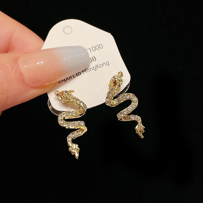 Real gold electroplated zircon dragon earrings niche ins personalized no earrings earbone clip versatile fashion earrings
Real gold electroplated zircon dragon earrings niche ins personalized no earrings earbone clip versatile fashion earrings