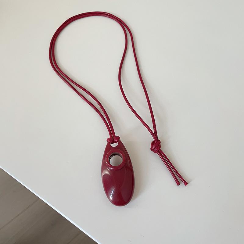 U-образная металлическая подвеска в виде капли воды, черное веревочное ожерелье, простая универсальная цепочка на шею, цепочка для свитера.
U-образная металлическая подвеска в виде капли воды, черное веревочное ожерелье, простая универсальная цепочка на шею, цепочка для свитера.