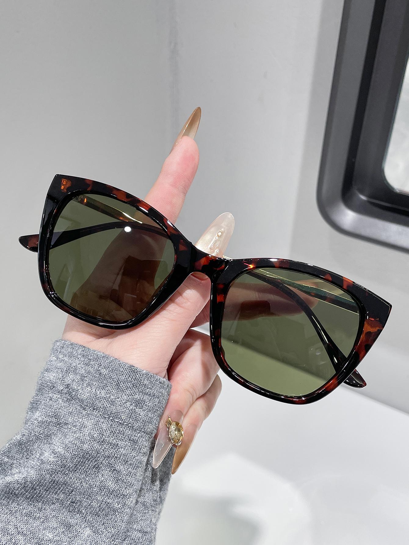 Unisex Retro European Large Cat Eye Frame Fashion Glasses Suitable for Daily Wear Driving And Photography
Unisex Retro European Large Cat Eye Frame Fashion Glasses Suitable for Daily Wear Driving And Photography