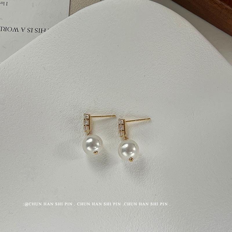 Daily small commuter ear clips without ear piercings, simple and fashionable pearl stud earrings, elegant retro temperament, mosquito disc earrings.
Daily small commuter ear clips without ear piercings, simple and fashionable pearl stud earrings, elegant retro temperament, mosquito disc earrings.