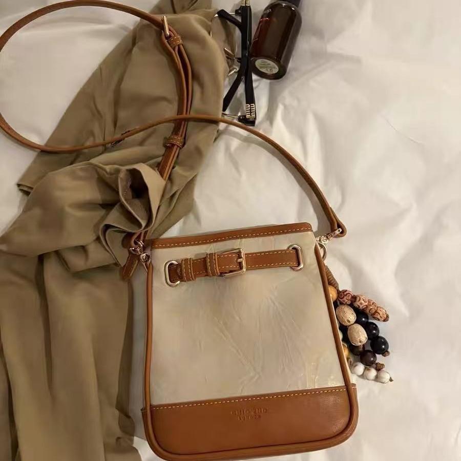 Nanfeng s new oat messenger shoulder bag, high-end niche non-collision bag, women s color matching messenger bag.
Nanfeng s new oat messenger shoulder bag, high-end niche non-collision bag, women s color matching messenger bag.