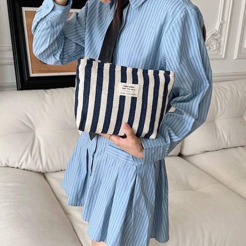 Fresh striped cosmetic bag women s toiletry bag storage bag large-capacity portable simple hand-held cosmetic bag чёрный
Fresh striped cosmetic bag women s toiletry bag storage bag large-capacity portable simple hand-held cosmetic bag чёрный