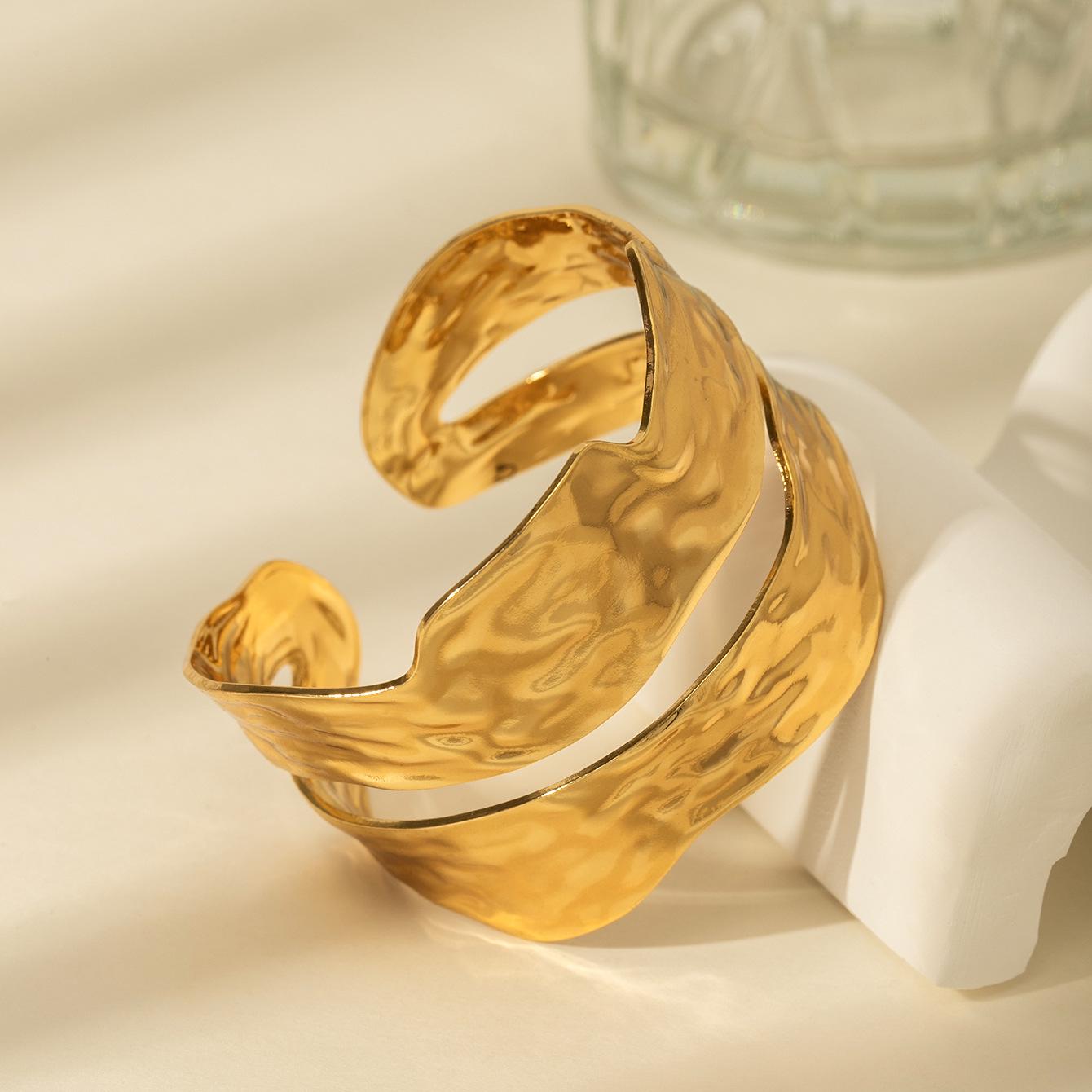 Браслет в стиле INS с кованой текстурой и неправильной формы 18K
Браслет в стиле INS с кованой текстурой и неправильной формы 18K