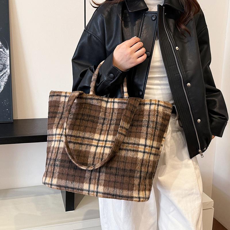 Корейская версия ленивой сумки-тоут женская 2025 новая осенне-зимняя шерстяная большая вместительная сумка для通勤, сумка через плечо, сумка подмышку женская 34*14*31 коричневый