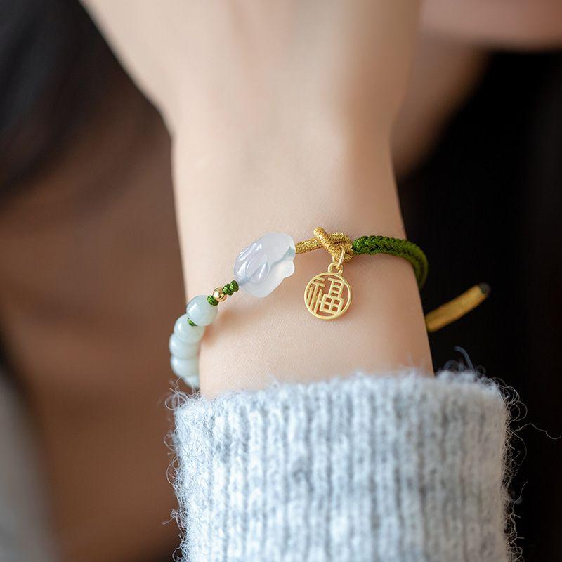 Натуральный браслет-открытка с благословением в виде кролика из нефрита Хэтянь, женский, 2023 год Кролика, год рождения, плетеный ручной ремешок, нить, талисман удачи, зодиакальный подарок Hotan Jade Rabbit -14K Jinfu Brand
Натуральный браслет-открытка с благословением в виде кролика из нефрита Хэтянь, женский, 2023 год Кролика, год рождения, плетеный ручной ремешок, нить, талисман удачи, зодиакальный подарок Hotan Jade Rabbit -14K Jinfu Brand