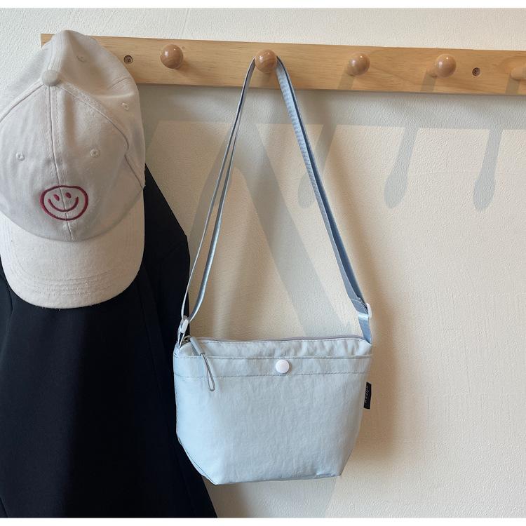 2025 solid color simple messenger bag fashion trend Korean version high-end texture foreign style versatile women s armpit bag синий
2025 solid color simple messenger bag fashion trend Korean version high-end texture foreign style versatile women s armpit bag синий