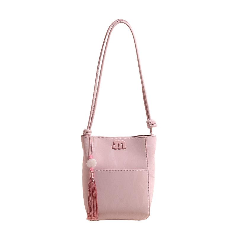 New Chinese pendant, fringed bucket bag, women s 2025 new Guofeng single shoulder Hanfu cheongsam bag, crossbody mobile phone bag
New Chinese pendant, fringed bucket bag, women s 2025 new Guofeng single shoulder Hanfu cheongsam bag, crossbody mobile phone bag