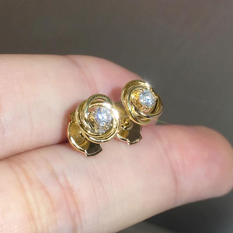 Серьги-гвоздики Huitan Metal Gold Color Spiral Design с одним фианитом, модные женские серьги, простые универсальные украшения для пирсинга ушей
Серьги-гвоздики Huitan Metal Gold Color Spiral Design с одним фианитом, модные женские серьги, простые универсальные украшения для пирсинга ушей