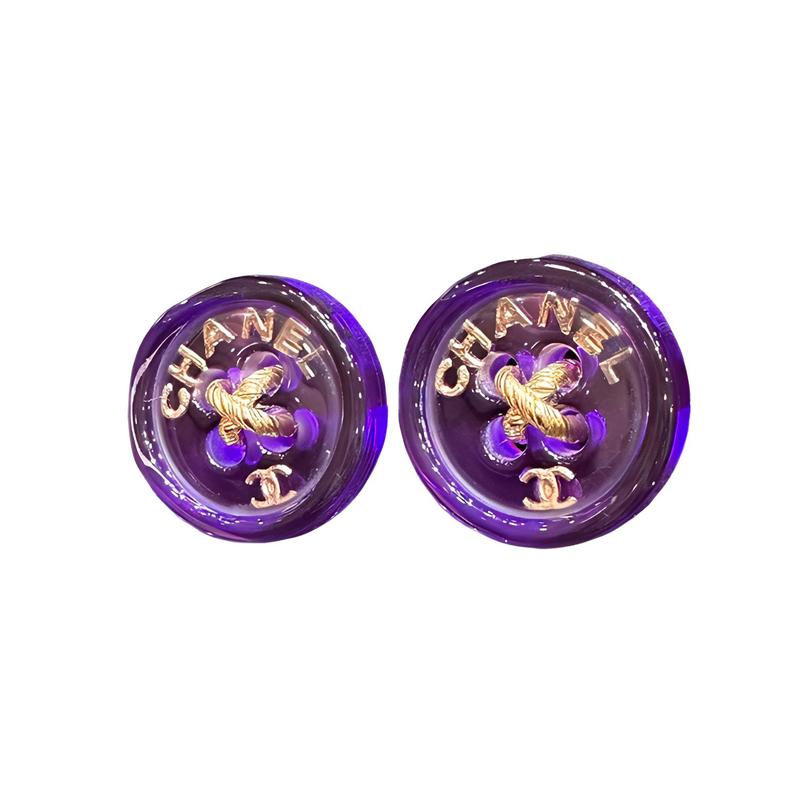 CHANEL Round Button Letter Logo Logo Earrings Women s Purple фіолетовий
CHANEL Round Button Letter Logo Logo Earrings Women s Purple фіолетовий