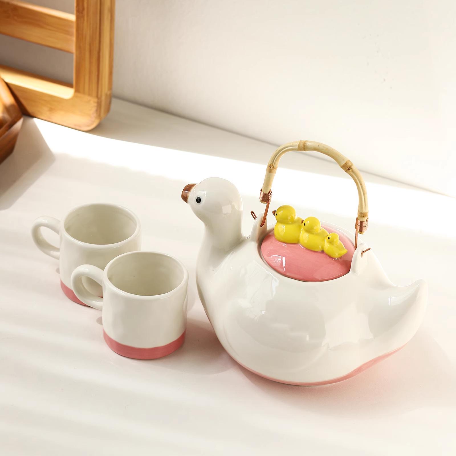 Duck,kettle,Drink water.Shape,Kettle set,Cup,Duckling,Cute,Pale pink,Summer,Goose,teacup,Brew tea,Household
Duck,kettle,Drink water.Shape,Kettle set,Cup,Duckling,Cute,Pale pink,Summer,Goose,teacup,Brew tea,Household
