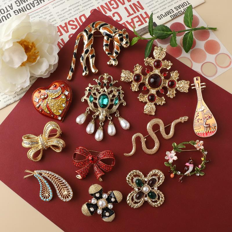 Vintage Palace Style Enamel Crystal Cross Pendant Brooch Badges For Women Men Retro Middle Design Clothing Coat Pin Accessories
Vintage Palace Style Enamel Crystal Cross Pendant Brooch Badges For Women Men Retro Middle Design Clothing Coat Pin Accessories