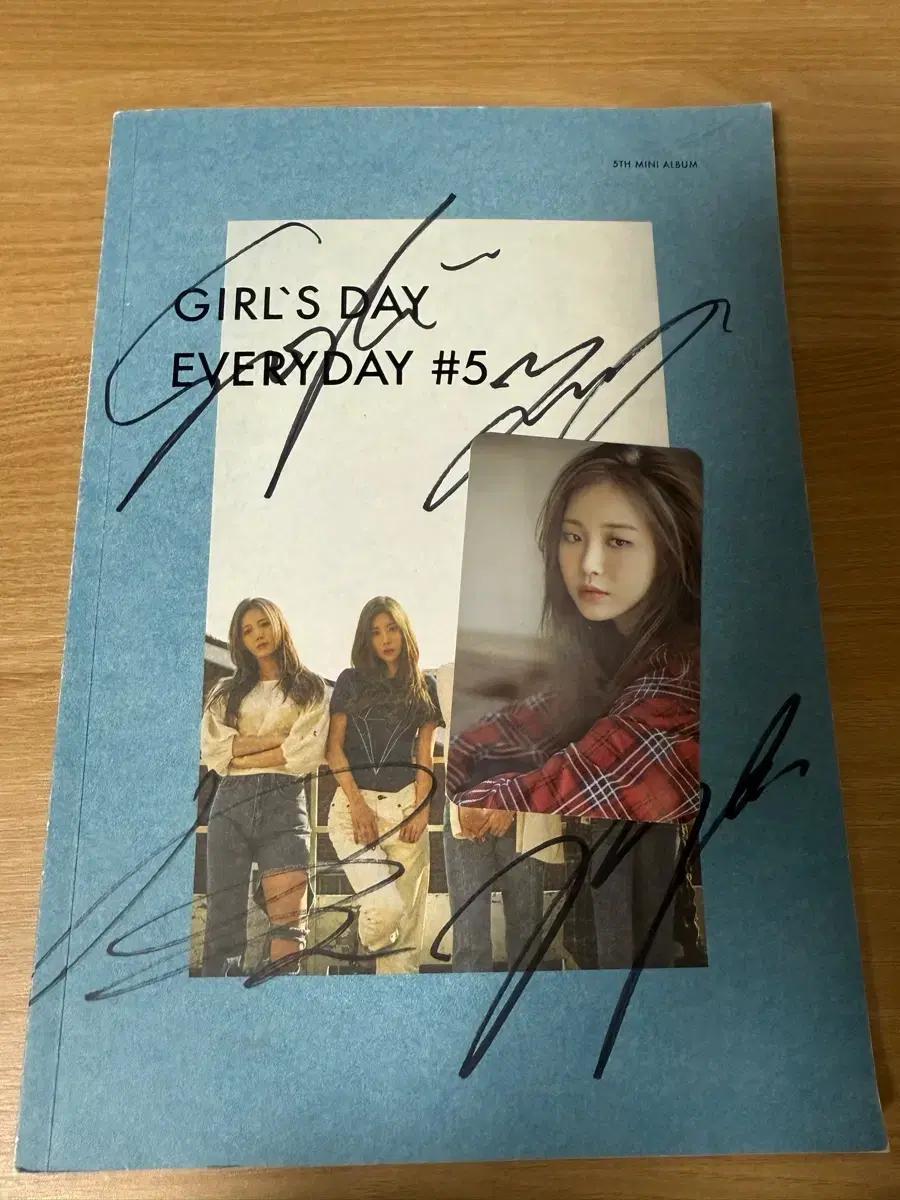 Girls Day s signed album Used
Girls Day s signed album Used