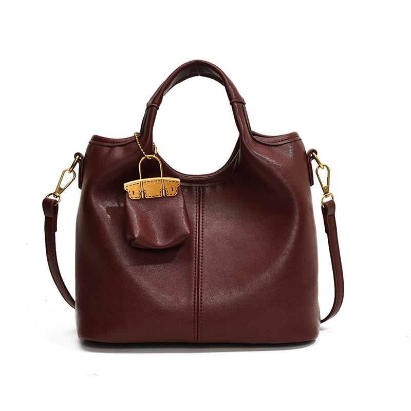 Ретро модная женская сумка 2025 осень новая большая сумка-тоут повседневная высококлассная сумка на плечо красный
Ретро модная женская сумка 2025 осень новая большая сумка-тоут повседневная высококлассная сумка на плечо красный