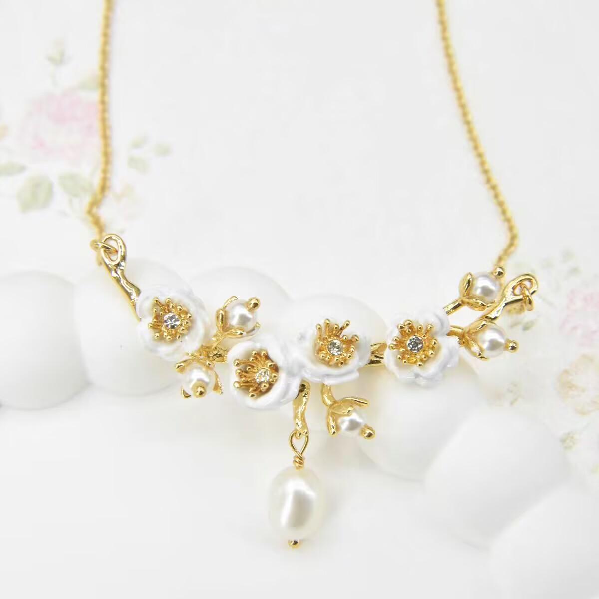 European And American Enamel White Rose Twigs Forest Necklace
European And American Enamel White Rose Twigs Forest Necklace