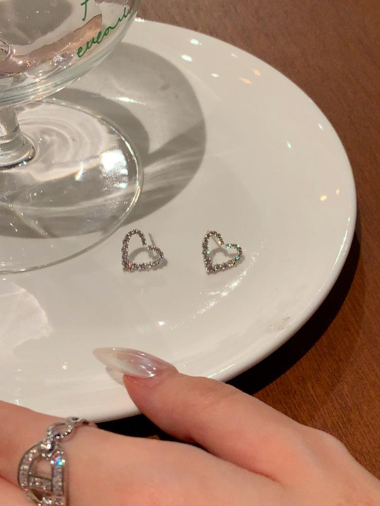 Sweet love zircon stud earrings light luxury niche earrings design sense high-end earrings women s ear piercings mosquito coil disc ear clips
Sweet love zircon stud earrings light luxury niche earrings design sense high-end earrings women s ear piercings mosquito coil disc ear clips