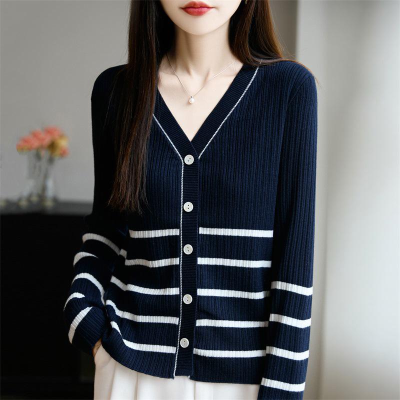 Осенний женский кардиган с V-образным вырезом, из смесовой шерсти, с цветными блоками Extra Large темно-синий
Осенний женский кардиган с V-образным вырезом, из смесовой шерсти, с цветными блоками Extra Large темно-синий